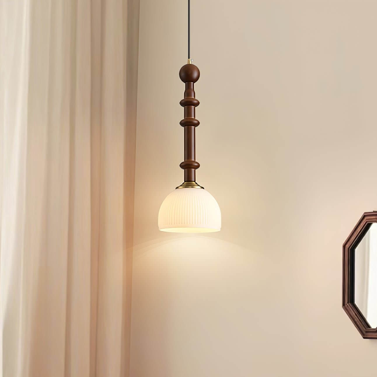 Elegante Pendelleuchte mit Glaslampenschirm