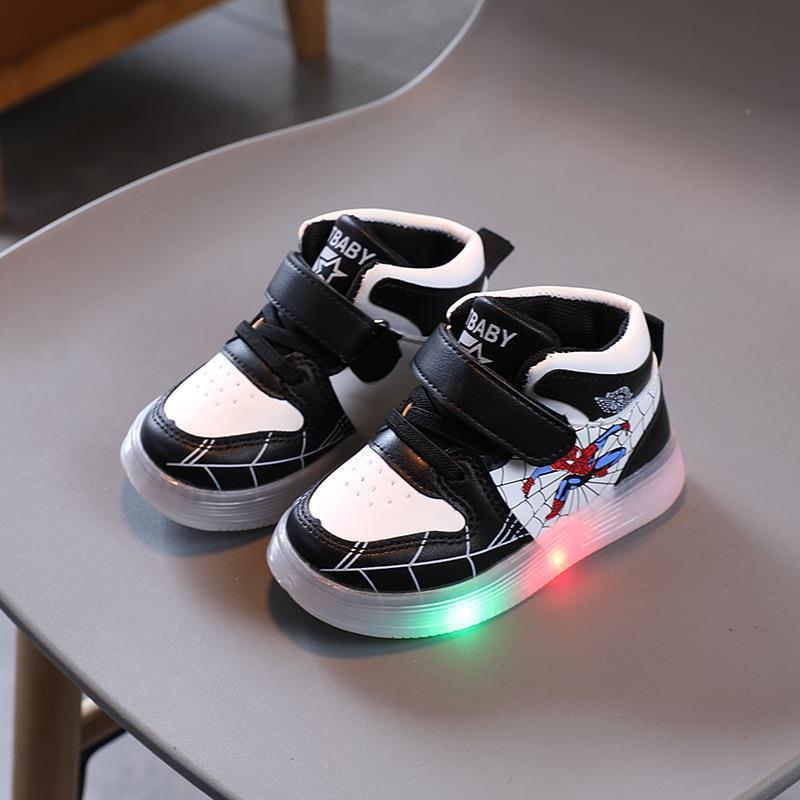 "Blaue Spiderman Schuhe mit LED-Lichtern für Kinder, ideal für kleine Superheldenabenteuer."