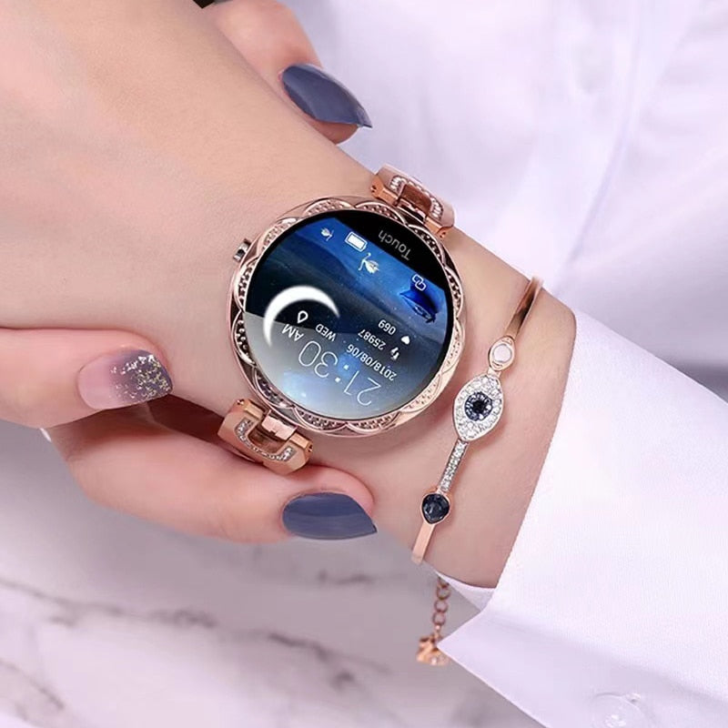 Blaue wasserdichte Fitnessuhr für Frauen, stilvoll und funktional, Seitenansicht mit farbigem Display und Armband.