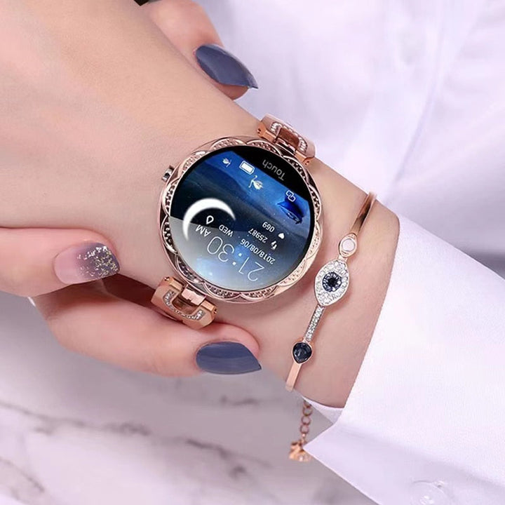 Blaue wasserdichte Fitnessuhr für Frauen, stilvoll und funktional, Seitenansicht mit farbigem Display und Armband.