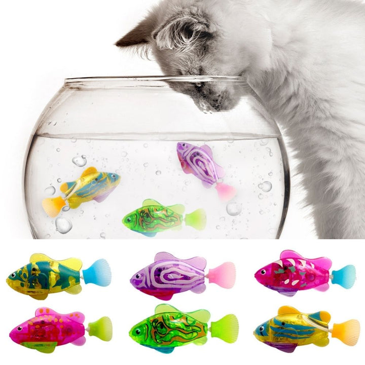 "Bunte interaktive Fischspielzeuge in Aquarium für Katzen, leuchtende Farben, realistische Bewegungen, sensorisches Spiel."