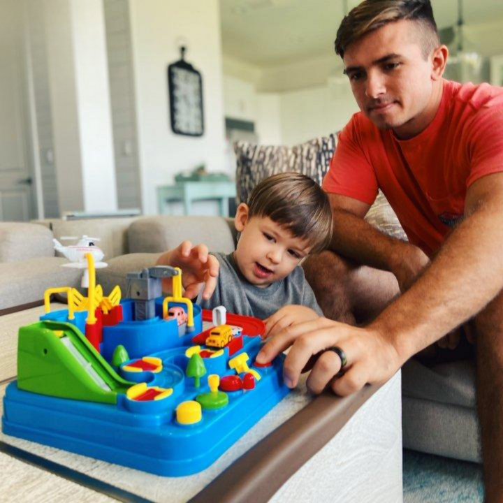 Bunte, interaktive Spielzeug-Autorennstrecke für Kinder mit Hebeln und Hindernissen für kreativen und spannenden Spielspaß.