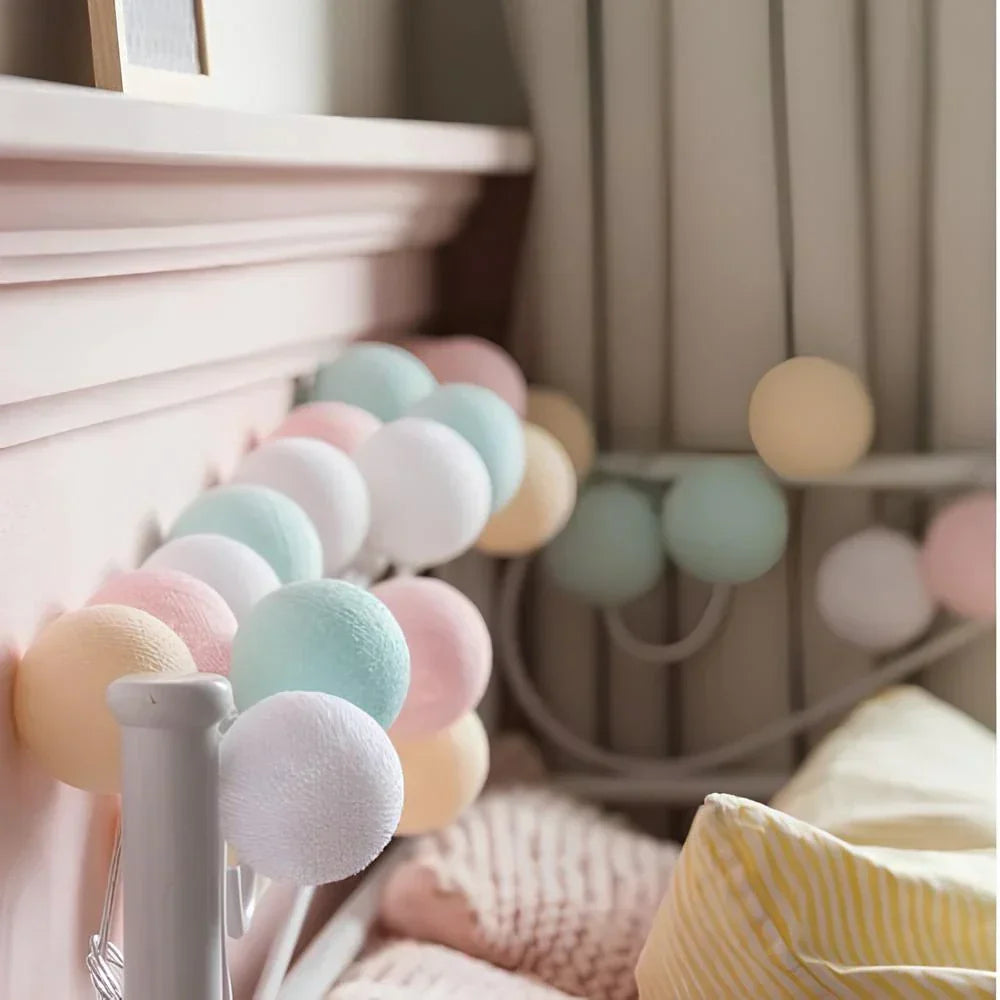 "Bunte LED Kugellichterkette mit Baumwollkugeln in verschiedenen Farben, schafft gemütliches Ambiente im Haus."