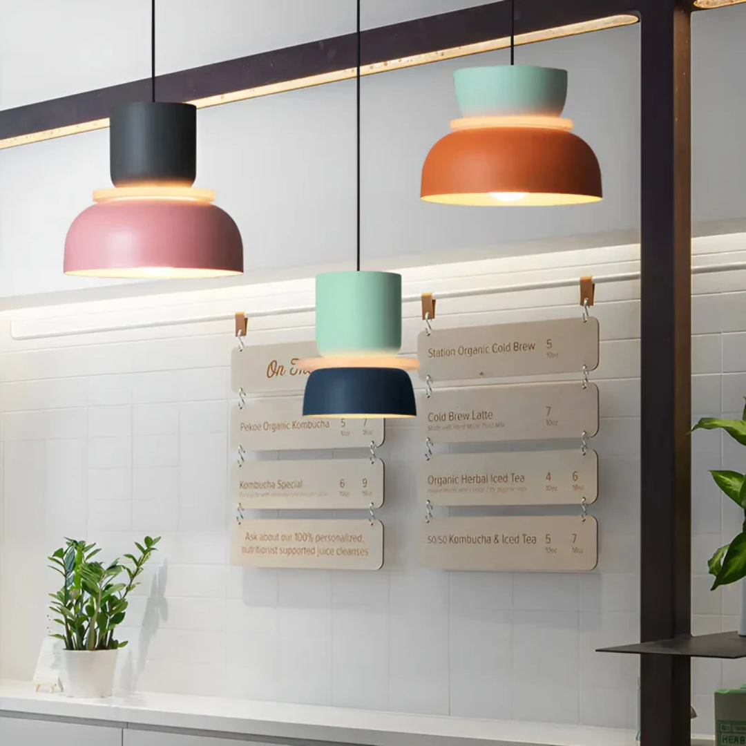 "Bunte Macaron LED Pendelleuchte: Farbige, energiesparende Deckenlampe aus Metall, ideal für moderne Wohnräume."