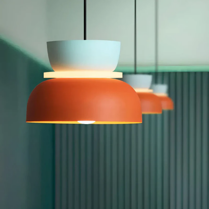 "Bunte Macaron LED Pendelleuchte: Farbige, energiesparende Deckenlampe aus Metall, ideal für moderne Wohnräume."
