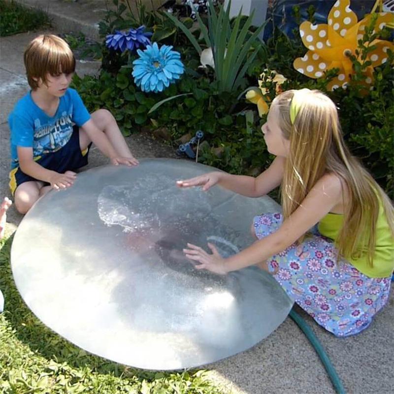 Bunter aufblasbarer Bubble Ball für Kinder, ideal für Wasserspiele, robustes Material; schwimmt auf Wasseroberfläche.