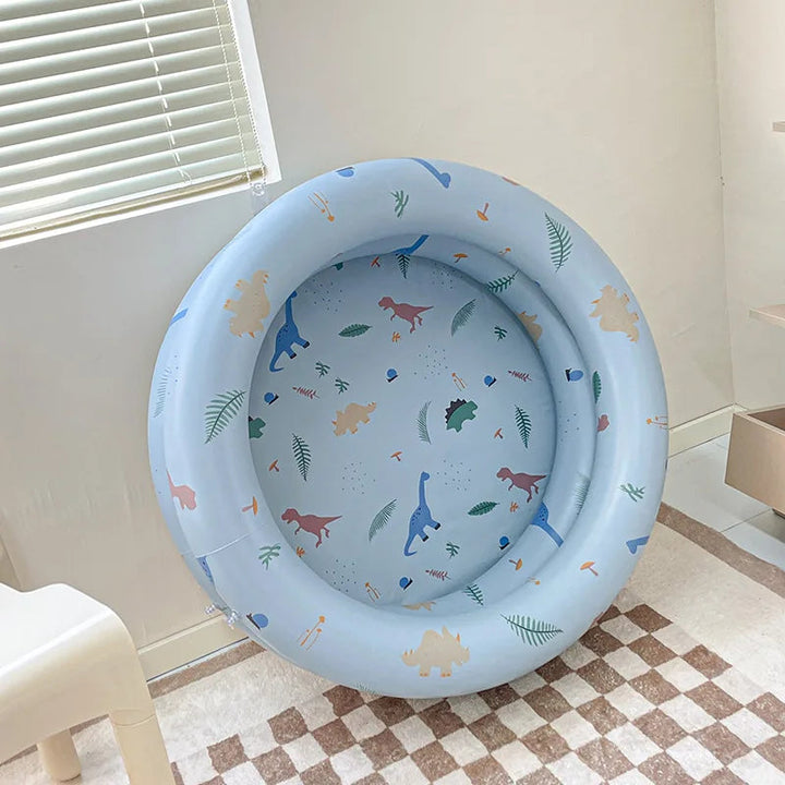 "Bunter aufblasbarer Pool mit kinderfreundlichen Designs, perfekt für sicheren Wasserspaß im Sommer im Garten oder am Strand.