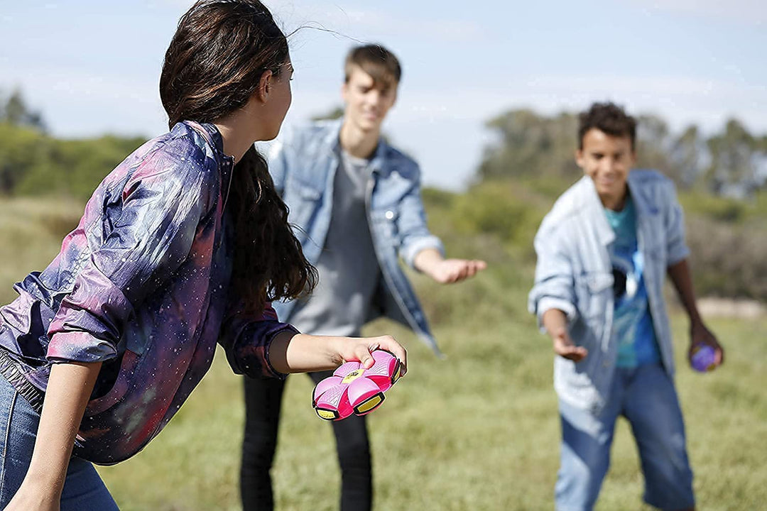 "Bunter Verwandlungsball für Kinder, der sich von einer flachen Scheibe in einen Ball verwandelt, ideal für Outdoorspaß."