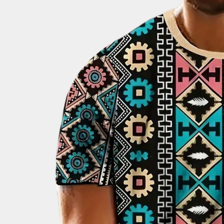 Buntes Herren T-Shirt mit geometrischen Mustern, ideal für den Sommer. Frontalansicht: Farbige Tribalmuster und atmungsaktive
