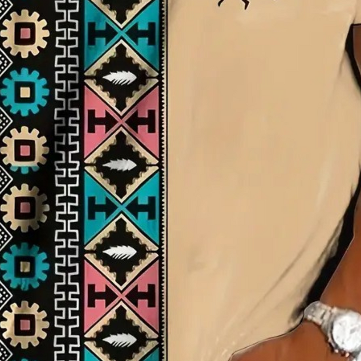 Buntes Herren T-Shirt mit geometrischen Mustern, ideal für den Sommer. Frontalansicht: Farbige Tribalmuster und atmungsaktive