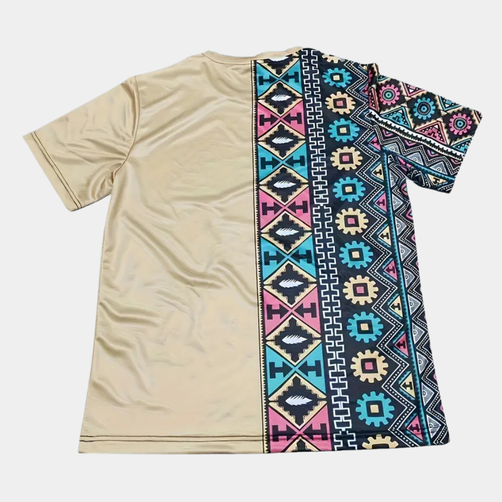 Buntes Herren T-Shirt mit geometrischen Mustern, ideal für den Sommer. Frontalansicht: Farbige Tribalmuster und atmungsaktive
