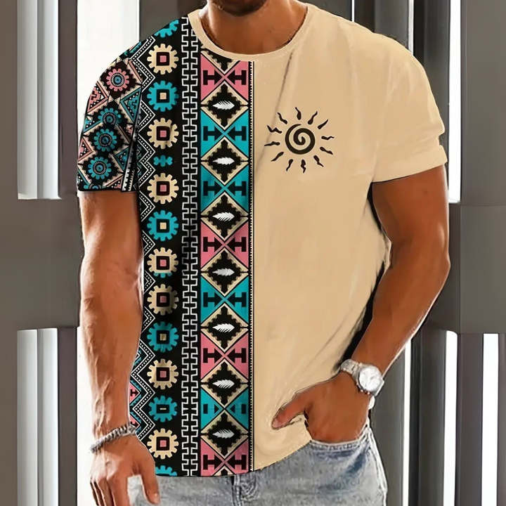 Buntes Herren T-Shirt mit geometrischen Mustern, ideal für den Sommer. Frontalansicht: Farbige Tribalmuster und atmungsaktive
