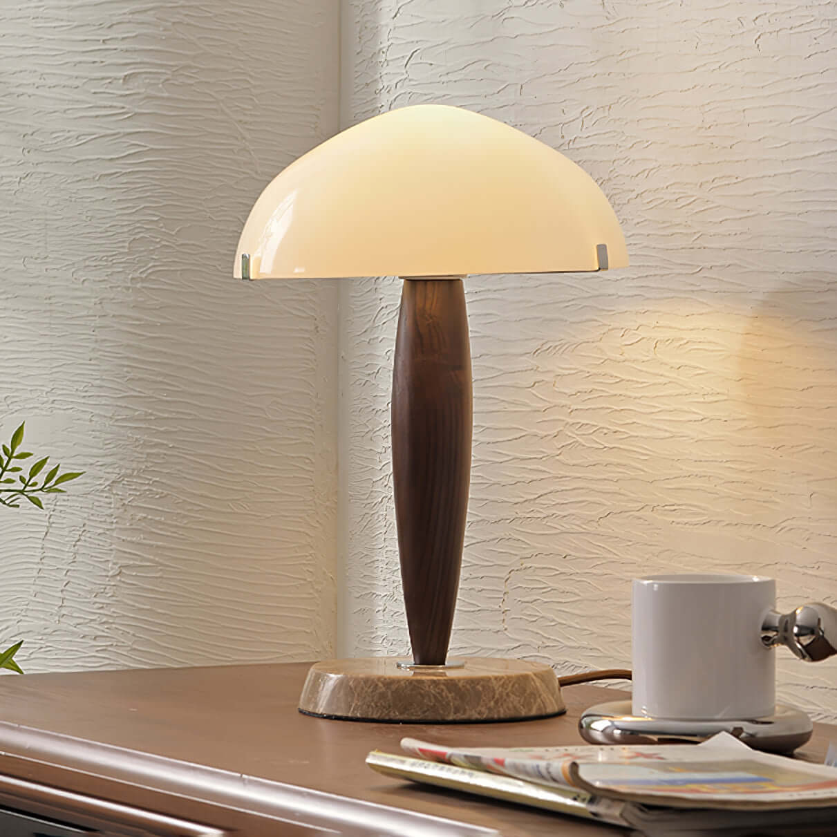 Designer-Tischleuchte mit Walnussfuß