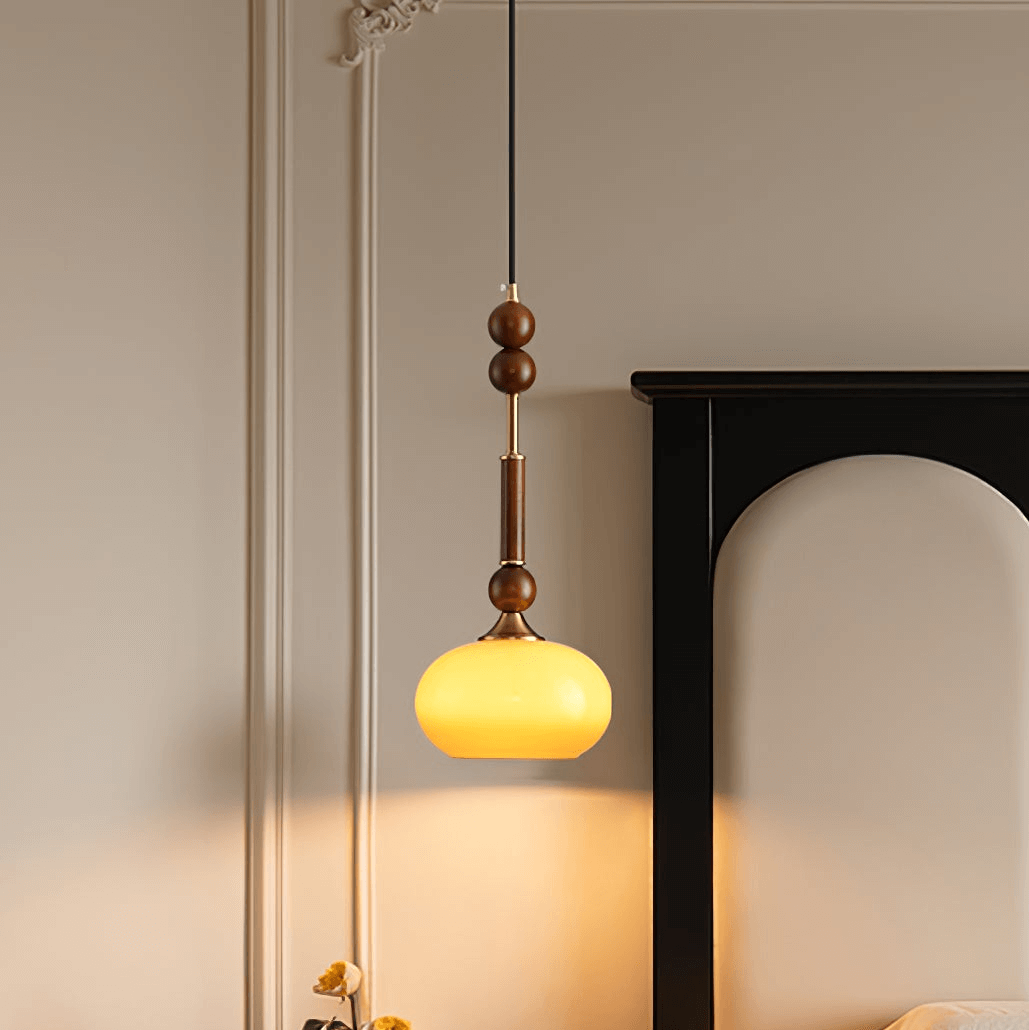 Elegante Pendelleuchte mit Glaslampenschirm