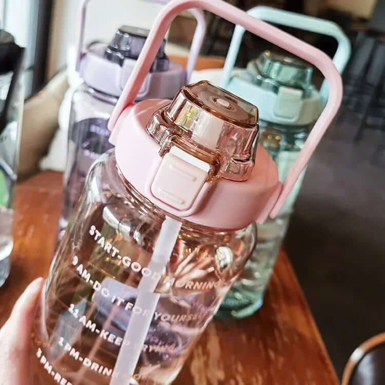 2L Trinkflasche mit Strohhalm & Zeitmarkierung