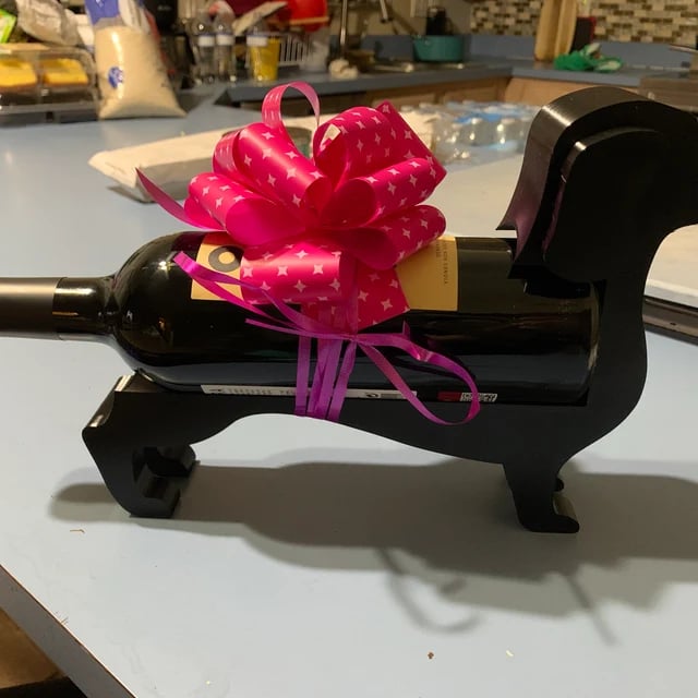 "Dackel Weinflaschenhalter: Stilvoller Dackelstil in verschiedenen Farben, elegant für Ihre Weinpräsentation"