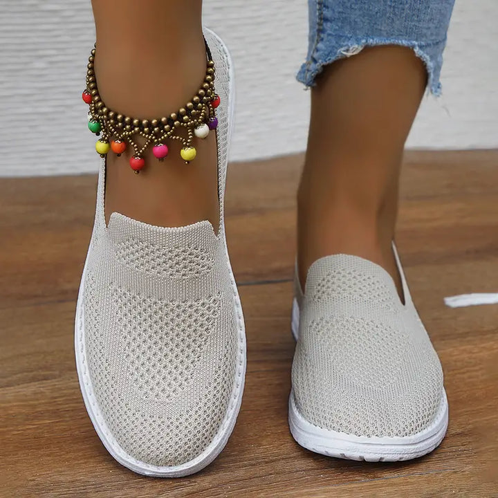 "Damen Slip-On Sneaker aus leichtem, atmungsaktivem Mesh, ideal für Alltag und Sport, in elegantem, sportlichem Stil."
