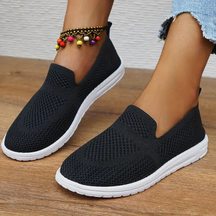 "Damen Slip-On Sneaker aus leichtem, atmungsaktivem Mesh, ideal für Alltag und Sport, in elegantem, sportlichem Stil."