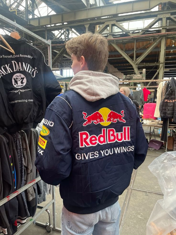 "Damenjacke mit sportlichem Red Bull-Design, elegant und wetterbeständig, in Größen S-XL, vorderansicht"