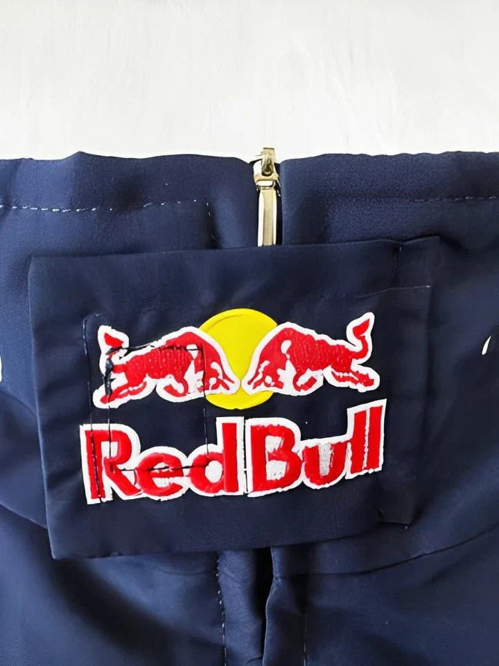 "Damenjacke mit sportlichem Red Bull-Design, elegant und wetterbeständig, in Größen S-XL, vorderansicht"