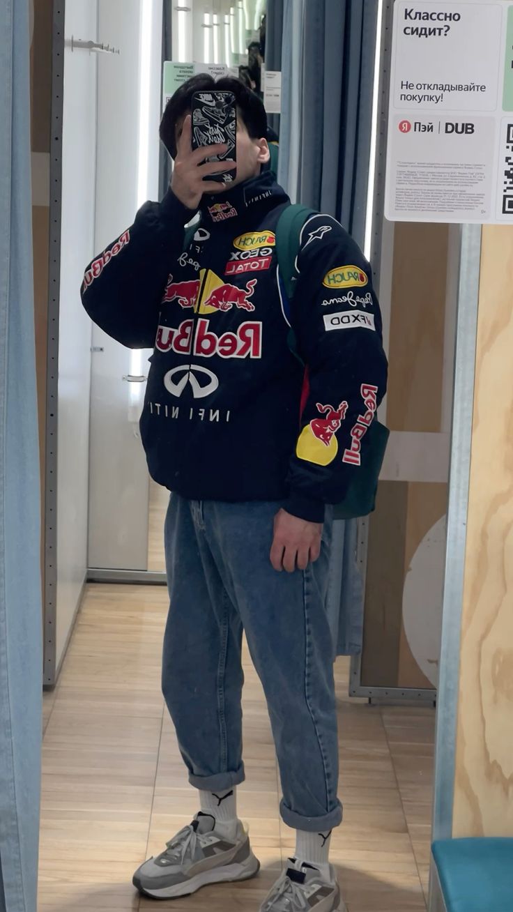"Damenjacke mit sportlichem Red Bull-Design, elegant und wetterbeständig, in Größen S-XL, vorderansicht"