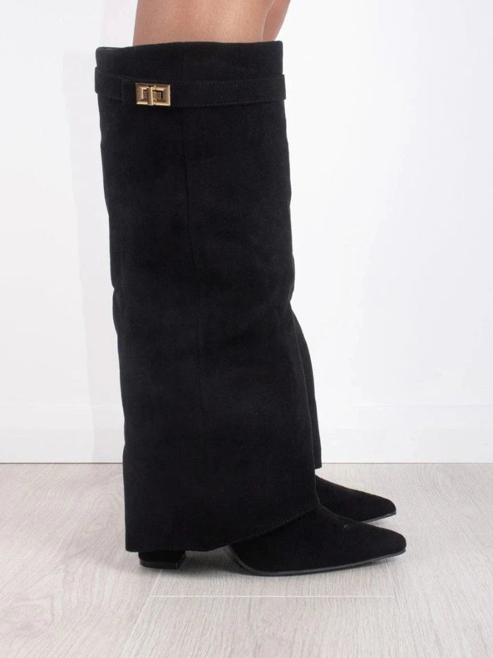 "Damenstiefel aus Suede mit goldenen Akzenten, luxuriös und bequem, ideal für Alltag und besondere Anlässe."