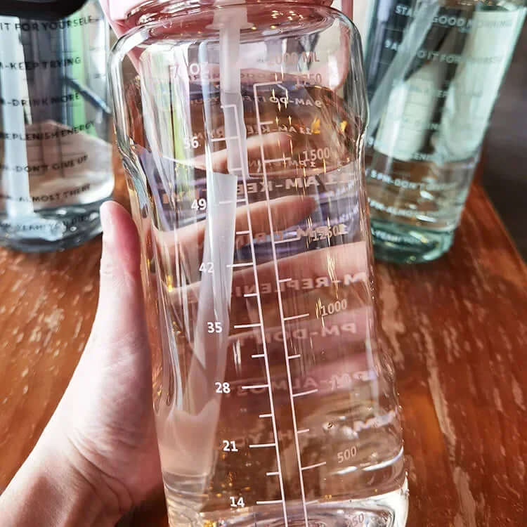 2L Sportwasserflasche mit Markierungen & Trinkhalm