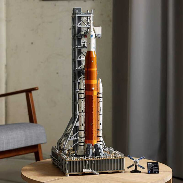 "Detailreiches Modell des NASA Artemis Space Launch Systems mit mehrstufiger Rakete und Orion-Kapsel, 70 cm hoch."
