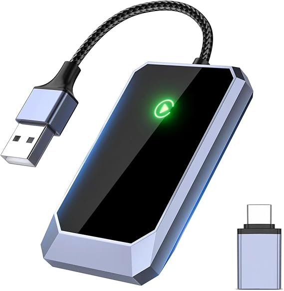 "Drahtloser CarPlay-Adapter im Auto-Steckplatz mit elegantem, schwarzglänzendem Design, für kabellose Konnektivität."