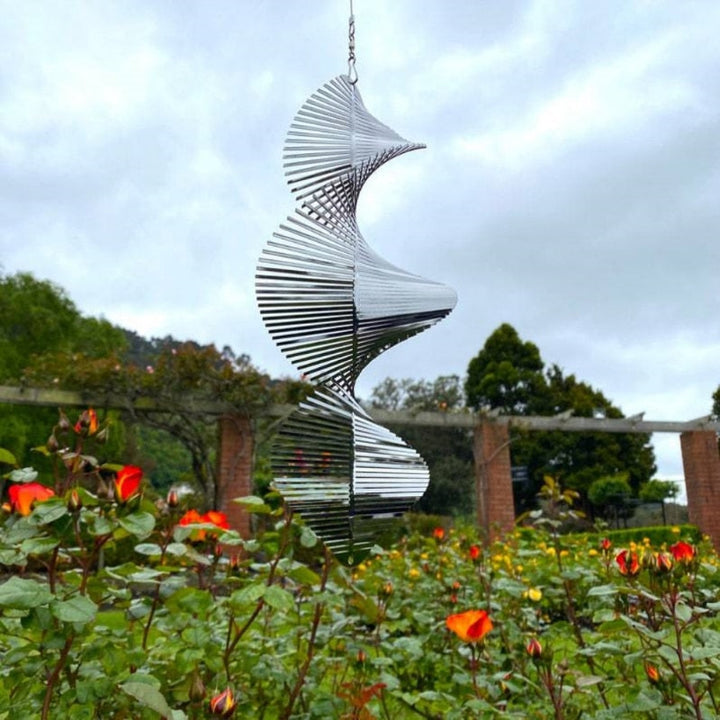 "Drehbares Windspiel: 3D-rotierende Spule, inspiriert von skandinavischem Design, sorgt für Ruhe im Garten."