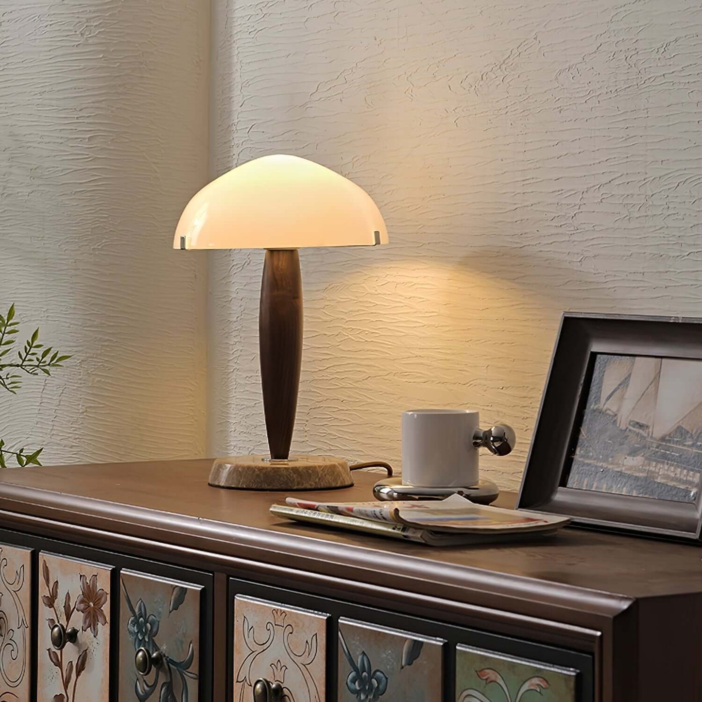Designer-Tischleuchte mit Walnussfuß