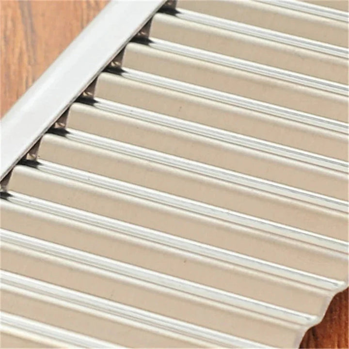 "Edelstahl-Wellenschneider mit rostfreier Klinge, ideal für dekorative Wellen in Pommes und Gemüse, mit ergonomischem Griff."