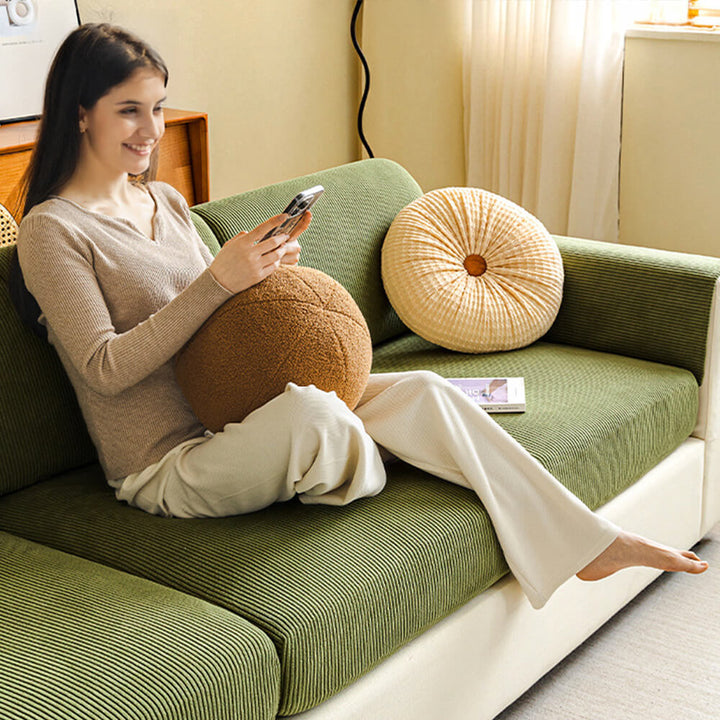 "Elastischer Sofabezug aus kratzfestem Cord mit eleganten vertikalen Streifen, passt zu modernen Wohnzimmern."