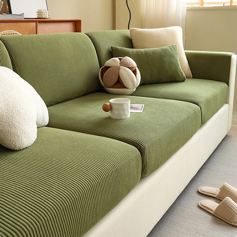 "Elastischer Sofabezug aus kratzfestem Cord mit eleganten vertikalen Streifen, passt zu modernen Wohnzimmern."