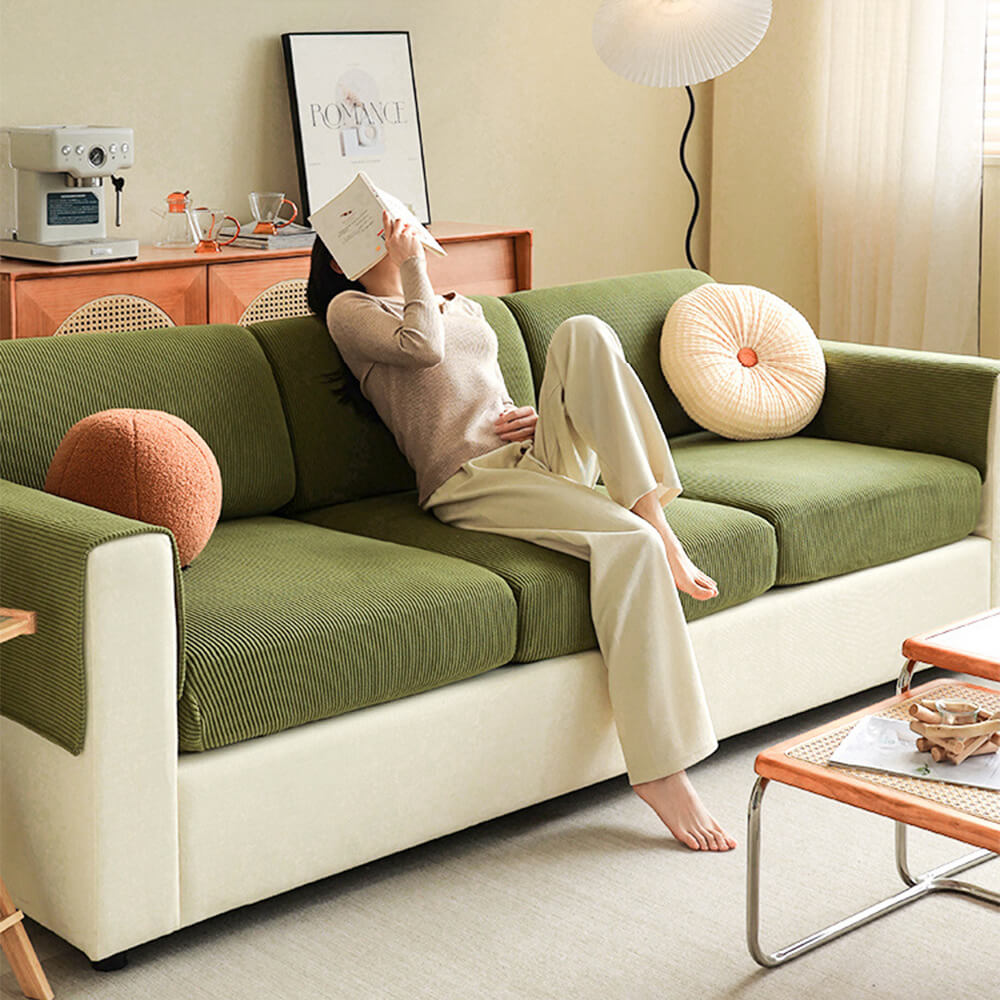 "Elastischer Sofabezug aus kratzfestem Cord mit eleganten vertikalen Streifen, passt zu modernen Wohnzimmern."