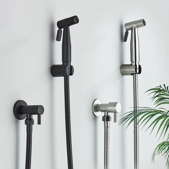 Elegante Bidet-Handbrause aus Edelstahl mit flexiblem Schlauch, ideal für Komfort und Hygiene im Badezimmer, Grau-Schwarz.