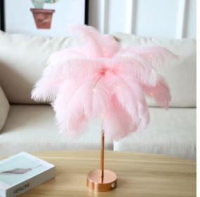 "Elegante Federlampe mit sanftem, diffusem Licht, sorgt für gemütliche Atmosphäre im Raum. Exquisites Federdesign."