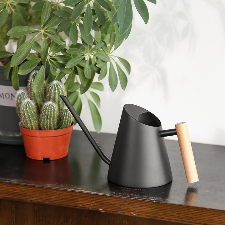 "Elegante Gießkanne mit ergonomischem Holzgriff, ideal für stilvolles Gießen im Garten. Mattes Weiß, langlebig, 900ML Kapazit