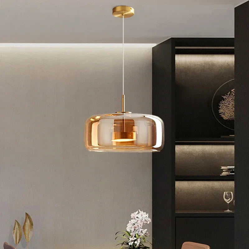 Elegante Glas Pendelleuchte mit klarer Glaskugel, zeitlosem Design und luxuriöser Note, ideal für Wohnzimmer oder Küche.