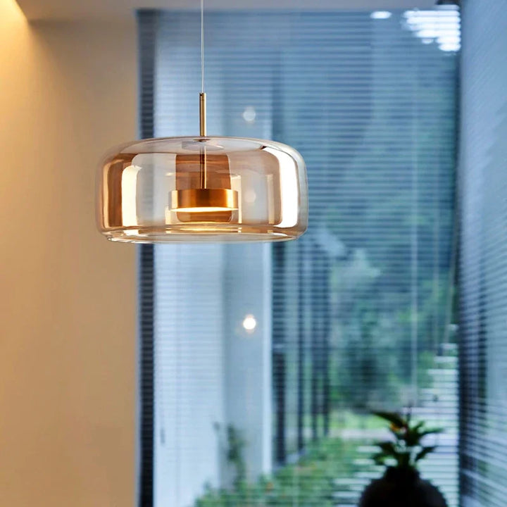 Elegante Glas Pendelleuchte mit klarer Glaskugel, zeitlosem Design und luxuriöser Note, ideal für Wohnzimmer oder Küche.