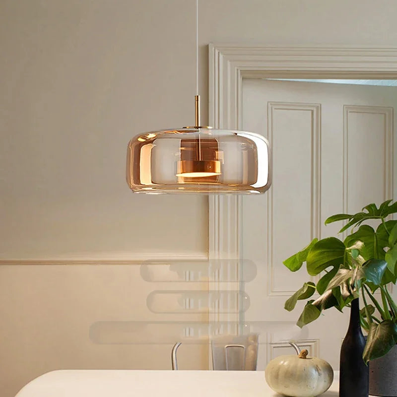 Elegante Glas Pendelleuchte mit klarer Glaskugel, zeitlosem Design und luxuriöser Note, ideal für Wohnzimmer oder Küche.