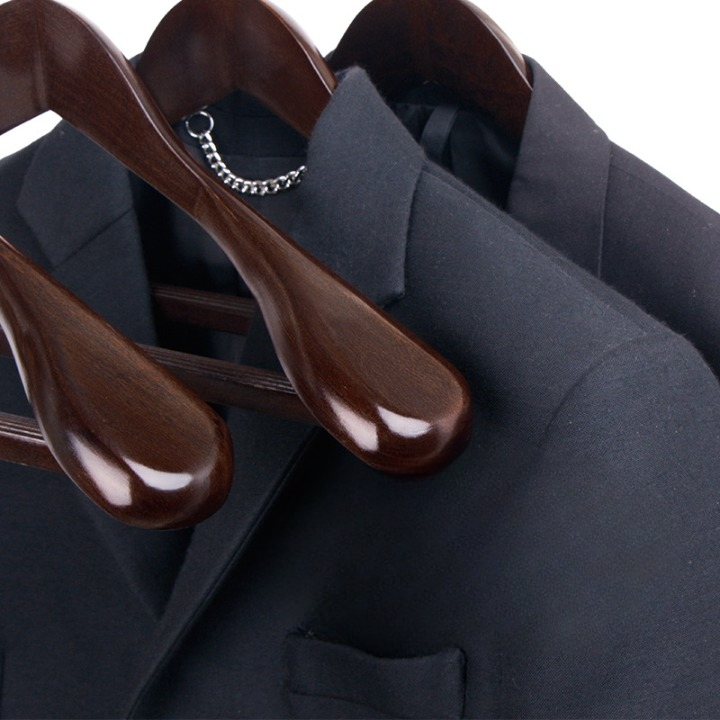 "Elegante Holzkleiderbügel mit Metallakzenten, gebogenes Design, glatte Oberfläche, luxuriöses Aussehen für Kleider."