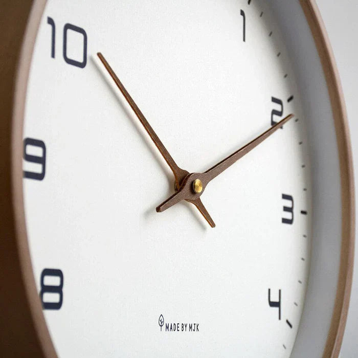 "Elegante Holzwanduhr in Braun oder Creme, modernes Design, natürliche Dekoration, perfekt für jeden Wohnraum."