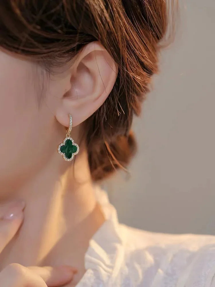 Elegante Kleeblatt-Ohrringe aus vergoldetem Silber in Rot, Grün, Schwarz: stilvolles Glückssymbol für modischen Schmuck.