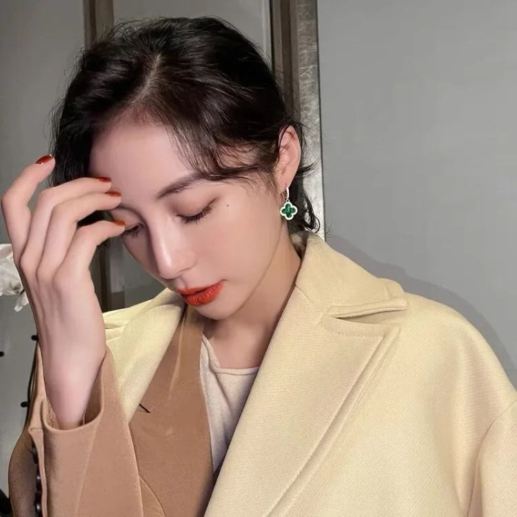 Elegante Kleeblatt-Ohrringe aus vergoldetem Silber in Rot, Grün, Schwarz: stilvolles Glückssymbol für modischen Schmuck.