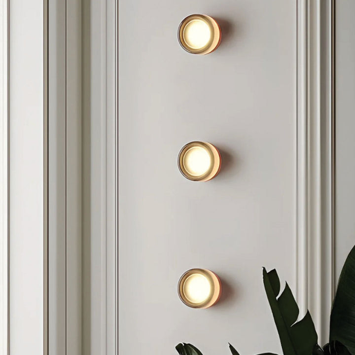"Elegante LED-Wandleuchte in modernem Design aus Acryl und Aluminium, perfekter Akzent für stilvolle Innenräume"