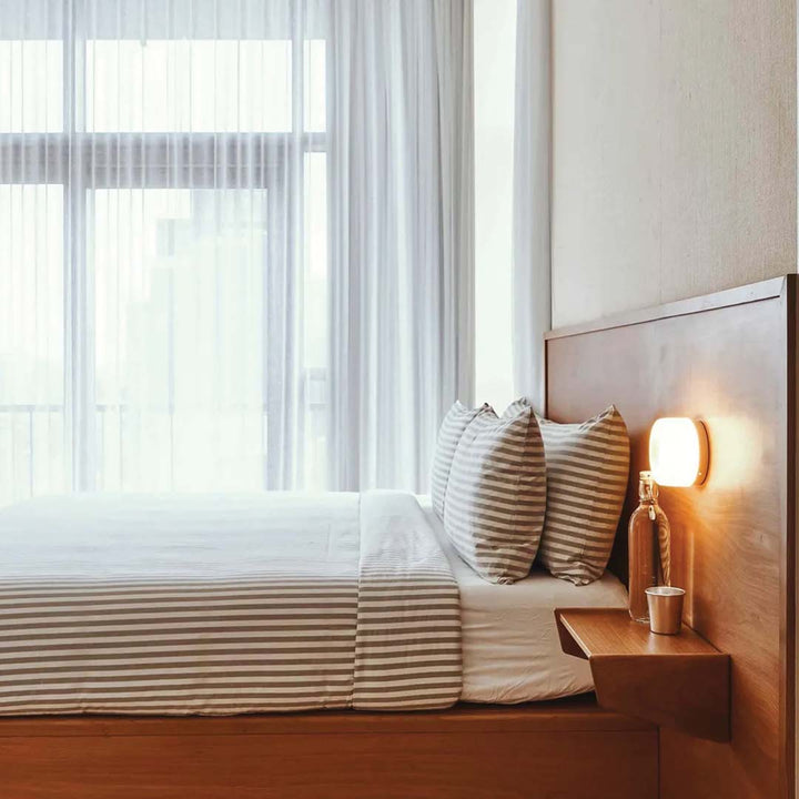 "Elegante LED-Wandleuchte in modernem Design aus Acryl und Aluminium, perfekter Akzent für stilvolle Innenräume"