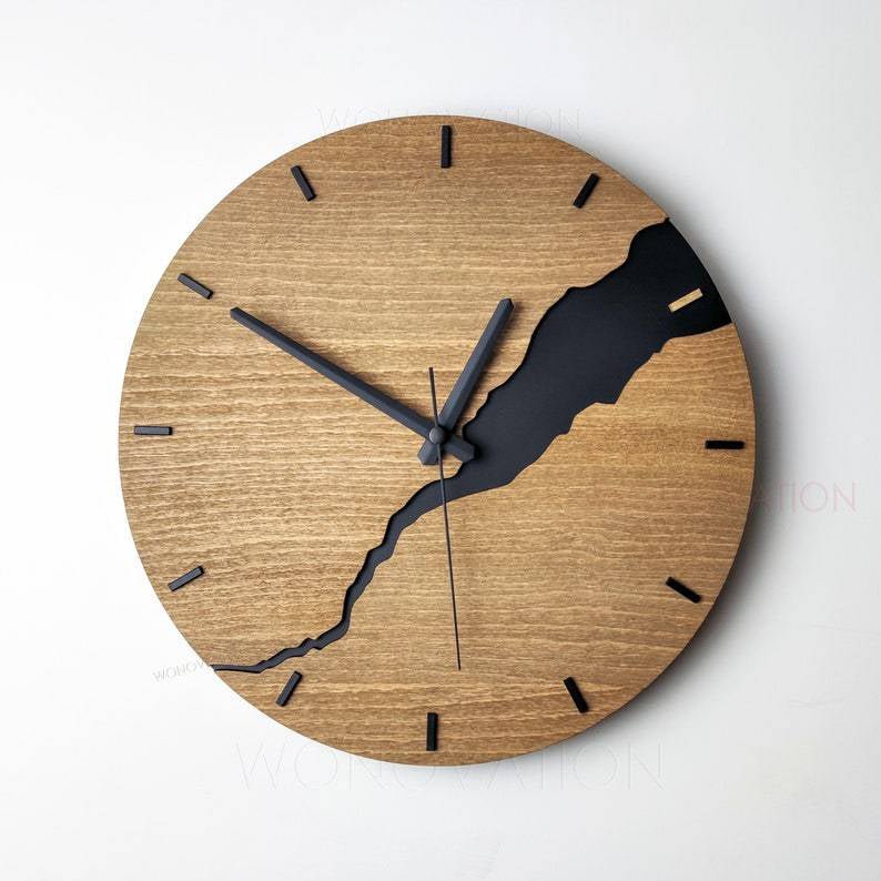 Elegante minimalistische Holz Wanduhr, luxuriöses Design, natürliche Maserung, ideal für jedes Interieur.
