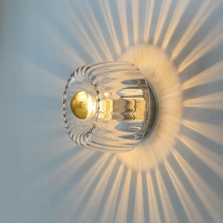 "Elegante Nordic Glow Bauhaus-Wandlampe aus Glas und Metall, skandinavisches Design, Seitenansicht, fĂĽr stilvolle Beleuchtung