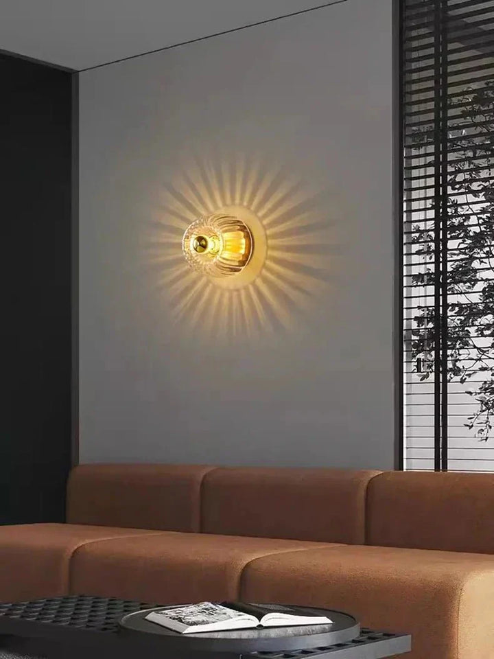 "Elegante Nordic Glow Bauhaus-Wandlampe aus Glas und Metall, skandinavisches Design, Seitenansicht, fĂĽr stilvolle Beleuchtung